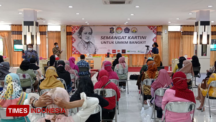 Dharma Wanita dan HIPMIKINDO Surabaya a