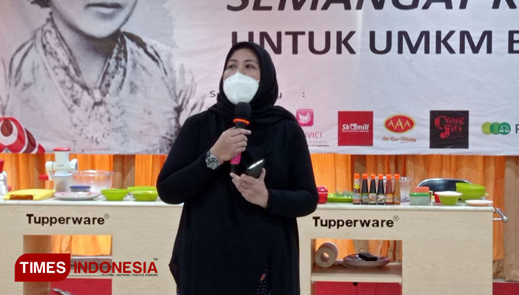 Dharma Wanita dan HIPMIKINDO Surabaya b