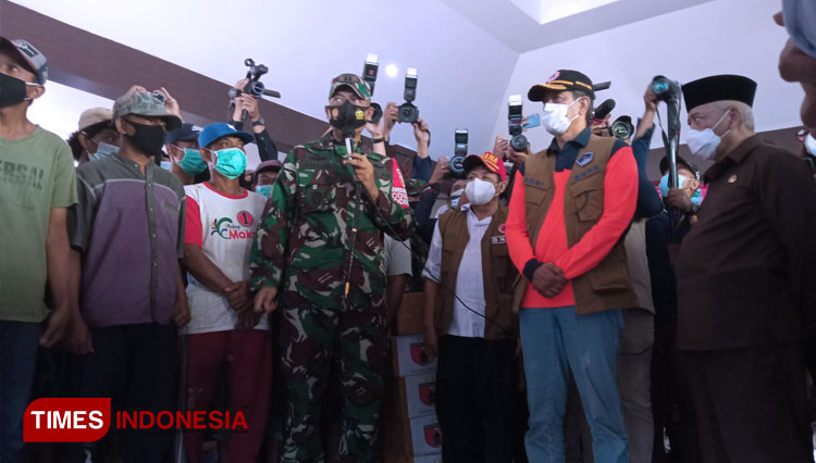 Kepala BNPB Letjen TNI Doni Monardo ketika menyimak laporan kerusakan bencana dari Dandim 0818. (Foto: Binar Gumilang/TIMES Indonesia)
