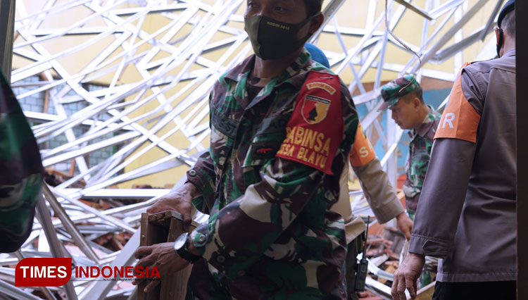 MAN 2 Turen Runtuh Akibat Gempa Malang, 55 Personel TNI Bersihkan Puing Reruntuhan