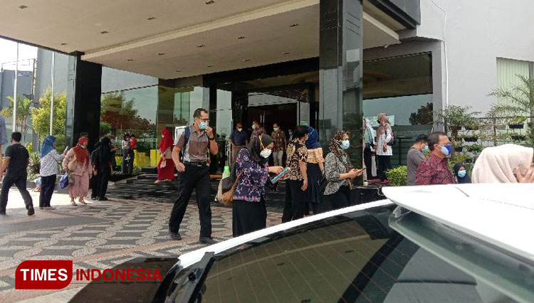 Tamu dan pengunjung hotel di Kota Malang berhamburan keluar gedung saat terjadi Gempa Bumi. (Foto: Naufal Ardiansyah/TIMES Indonesia)