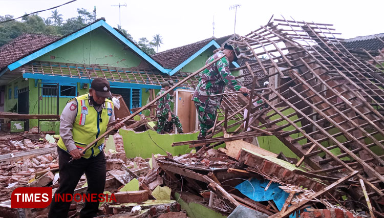 TNI dan Polri Kerja Bakti Bantu Warga Terdampak Gempa di Malang