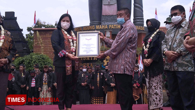 Prosesi pemberian anugerah Rekor MURI yang diterima oleh Mulyono, Pemilik Wisata Desa BMJ. Minggu (11/04/2021). (Foto: Thaoqid Nur Hidayat/TIMES Indonesia)