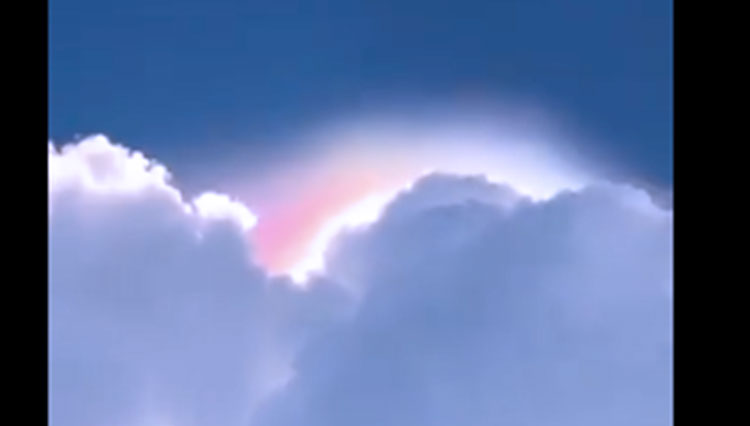video yang menampilkan cahaya langit berwarna seperti pelangi berada di balik awan. (Tangkapan layar Twitter/@424jt) 