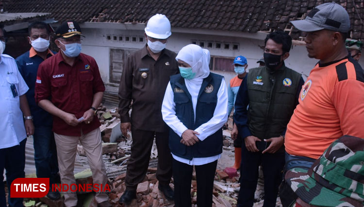 Gubernur Jatim Khofifah bersama Bupati Malang Sanusi meninjau salah satu gedung sekolahan yang roboh akibat gempa, Minggu (11/4/2021). (Foto: TIMES Indonesia))