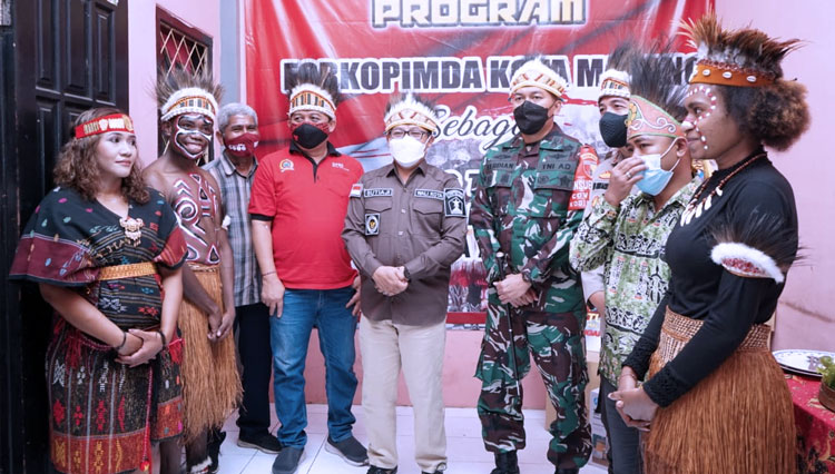 Forpimda Kota Malang saat mengunjungi asrama mahasiswa paguyuban mahasiswa Teluk Wondama Papua Barat. (FOTO: Humas Pemkot Malang)