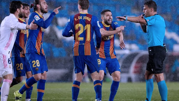 Para pemain Barcelona memprotes keputusan wasit tak beri penalti (Foto: fcbarcelona)