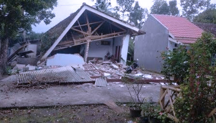 Mensos RI Risma Minta Bupati Lumajang Memastikan Warganya Aman Pasca Gempa Malang