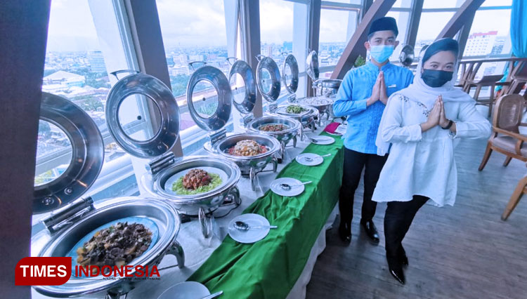 The staff of Aston Makassar pose with the dishes they served during Ramadhan. (Photo: Aston Makassar for TIMES Indonesia)