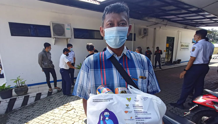 Jelang Puasa, Puluhan Supir Angkot Dapatkan Paket Sembako dari Si Jamal