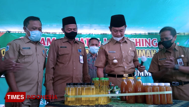 Bupati Yuhronur Effendi saat melaunching 2 produk kreatif SMK Kesehatan NU Babat, Senin (10/04/2021), (Foto: Moch. Nuril Huda/TIMES Indonesia)