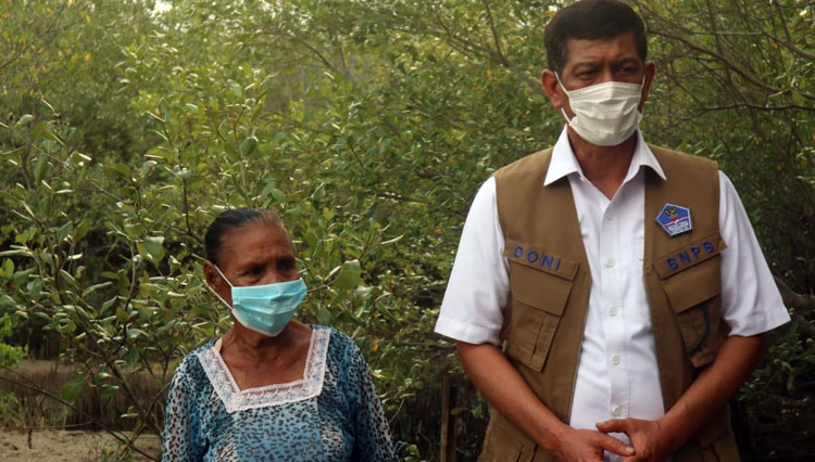 Mama Nona dan Ketua BNPB Doni Monardo. (FOTO: dok BNPB)