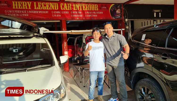 Hery (kiri) dan Lingga di bengkel Hery Legend Car Interior. (foto: Lingga Archie/DJ TIMES Indonesia)