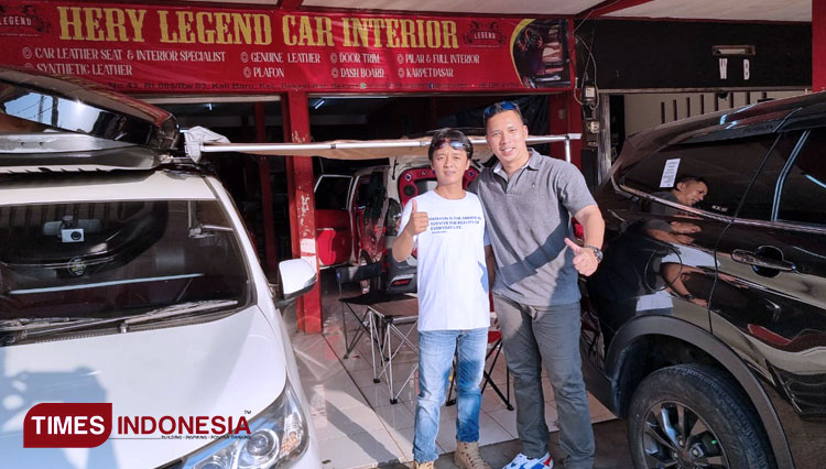 Hery (left) and Lingga in the Hery Legend Car Interior garage. (PHOTO: Lingga Archie/DJ TIMES Indonesia)