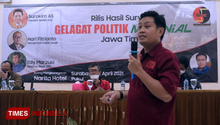 Peneliti Senior Ikhsan Rosidi memaparkan hasil survey SSC bertajuk Gelagat Politik Milenial di Hotel Narita Surabaya, Senin (12/4/2021). (FOTO: Lely Yuana/TIMES Indonesia)
