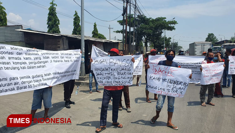 Perkumpulan Pengusaha Kalianak (PPK) menggelar aksi menolak adanya pungli di daerah pergudangan di Kalianak, Senin (12/4/2021). (Foto: Khusnul Hasana/TIMES Indonesia)