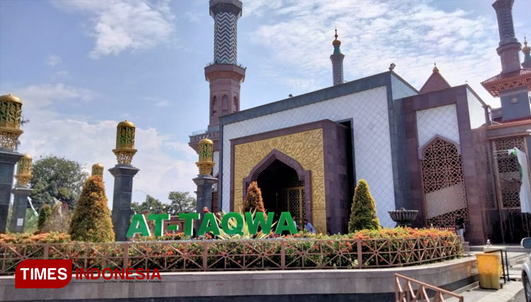 Masjid At-Taqwa Cirebon Adakan Salat Tarawih dengan Prokes