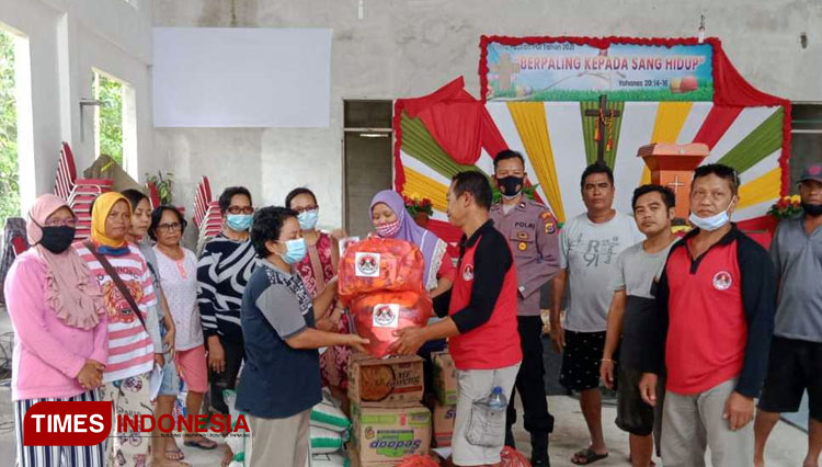 Wakil Ketua Paguyuban Jawa se-Kabupaten Sumba Timur NTT Purwadi saat menyerahkan bantuan kemanusiaan kepada warga terdampak bencana di Sumba Timur. (FOTO: Habibudin/TIMES Indonesia)
