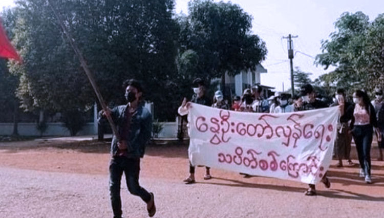Penduduk Bago saat melakukan protes anti rezim pada hari Sabtu. (FOTO: The Irrawaddy)