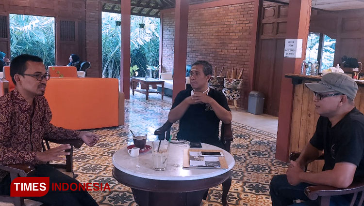 The customers enjoying their coffee at Kopine Eyang Potro, Pakem, Sleman, Yogyakarta. (PhOTO: Fajar Rianto/TIMES Indonesia)