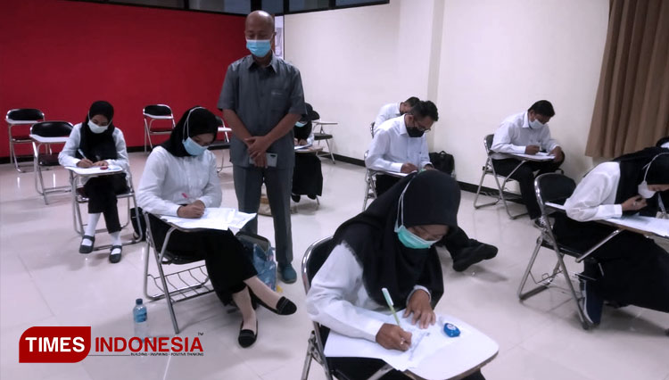 Peserta rekrutmen terbuka untuk alumni Polije tengah menjalani tes tulis. (FOTO: Muhammad Faizin/TIMES Indonesia)