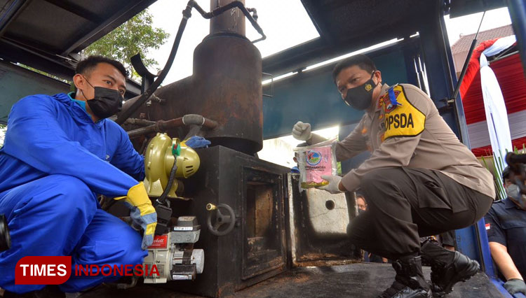 Kapolda Jatim saat memusnahkan barang bukti narkotika hasil pengungkapan selama 3 bulan, Senin (12/4/2021). (Foto: Khusnul Hasana/TIMES Indonesia). 
