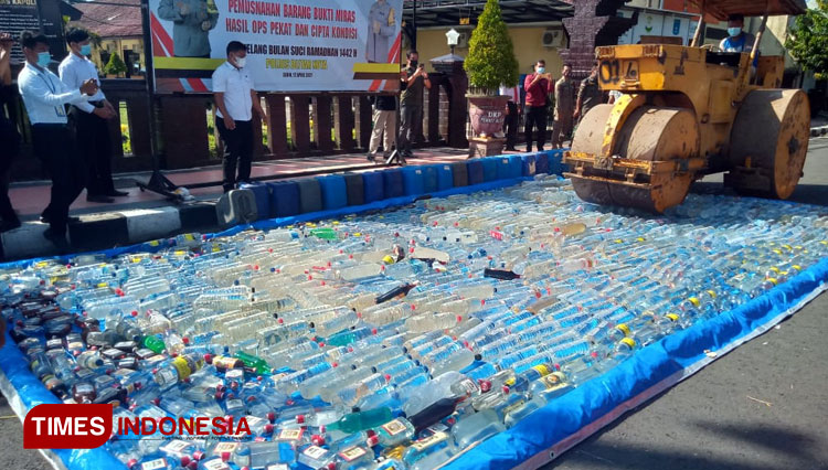 Polres Blitar Kota memusnahkan 2.740 botol minuman keras barang bukti Operasi Penyakit Masyarakat (Pekat) semeru 2021, Senin (12/4/2021). (Foto: Sholeh/ TIMES Indonesia) 