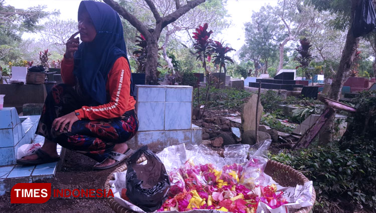 Seorang-keluargaberziarah-kubur-di-TPU-Cinehel-3.jpg