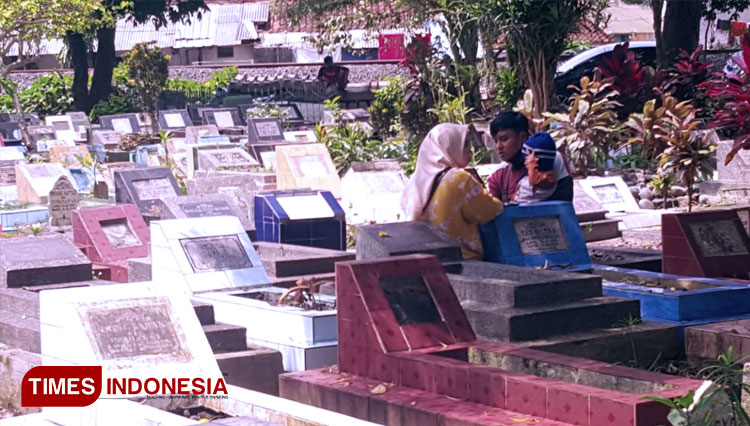 Seorang keluarga berziarah kubur di TPU Cinehel, Kp. Cinehel, Keluarahan Panyingkiran, Kecamatan Indihiang, Kota Tasikmalaya (FOTO: HarniwanObech/TIMES Indonesia)