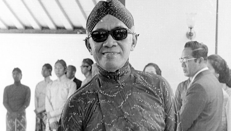 Sri-Sultan-Hamengkubuwono-IX-di-Keraton-Yogyakarta-1971-Dok-TEMPO-Tuti-Kakiailatu.jpg