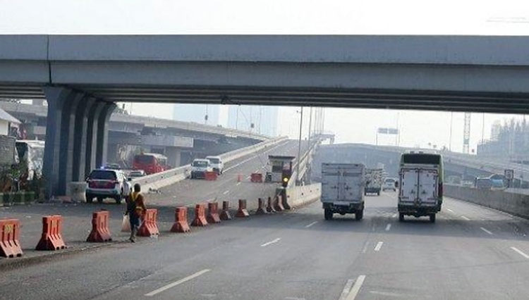 Kendaraan melintas di Tol Cikampek Jakarta. (foto: Dokumen/ANTARA)