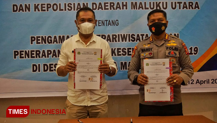 Kadisparekraf Malut, Tahmid Wahab (kiri) bersama Kombespol Wandi Rustiawan menunjukkan dokumen PKS. (Foto: Fuad for TIMES Indonesia)