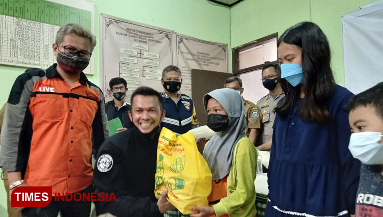 Tim Prabu Polrestabes Bandung dan Zamedia membagikan sembako kepada masyarakat sekitar di Mapolrestabes Bandung, Senin (12/4/21). (FOTO: Fazar/TIMES Indonesia)