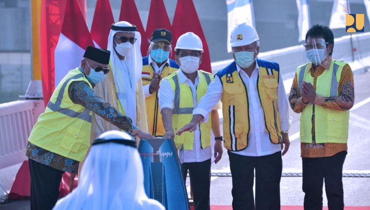 Peresmian nama Jalan Layang MBZ Sheikh Mohamed bin Zayed ditandai dengan penekanan tombol sirine oleh Menteri Sekretaris Negara Pratikno didampingi Menteri PUPR RI Basuki Hadimuljono, Wakil Ketua Komisi V DPR RI Ridwan Bae, Duta Besar Uni Emirat Arab.