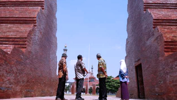 Alun-alun Kota Cirebon Dibuka, Warga Antusias Datang