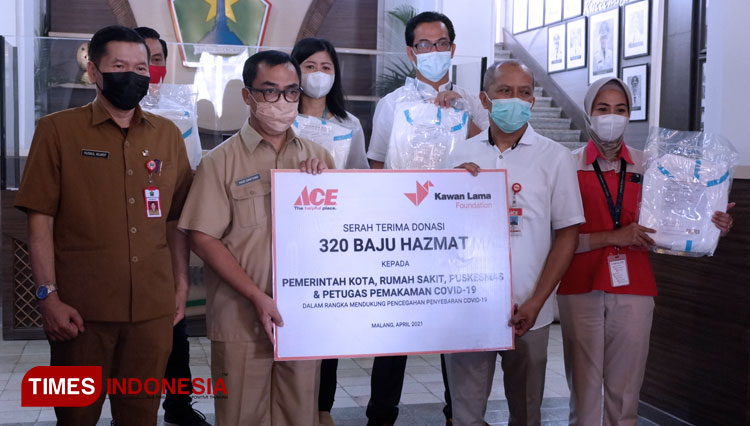 Bantuan APD Hazmat dari Ace Hardware kepada Pemkot Malang. (Foto: Naufal Ardiansyah/TIMES Indonesia)