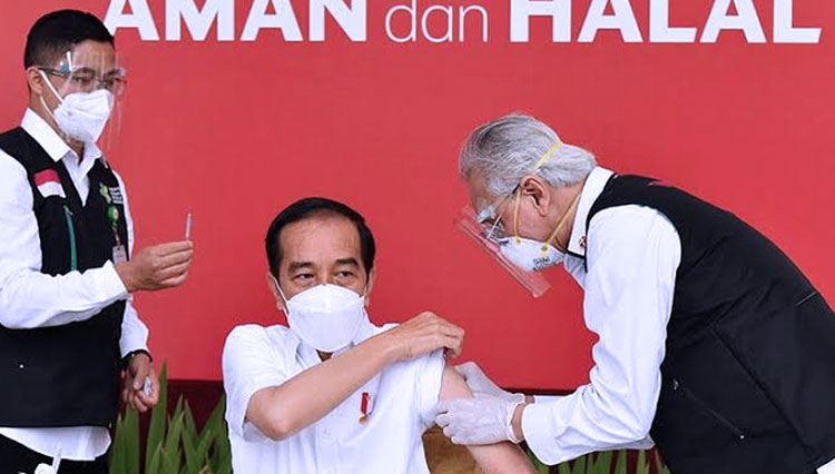 Vaksinasi Covid-19 yang dilakukan oleh Presiden RI Jokowi beberapa bulan lalu. (FOTO: Setkab RI)