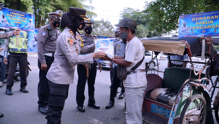 Kapolres memberikan bantuan beras kepada penarik becak di Alun-alun Kota Banjar (FOTO: Humas Polres Banjar)