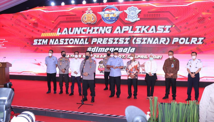 Kapolri Jenderal Listyo Sigit Prabowo saat memberikan sambutan pada peluncuran aplikasi SIM Nasional Presisi (SINAR). (Foto: Dok. Korlantas Polri).