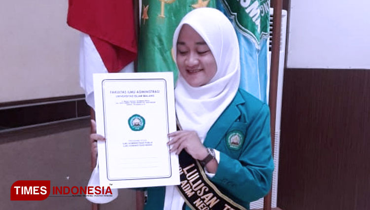 Maulidina Ainur Rosida mahasiswa Prodi Administrasi Negara peraih lulusan terbaik tahun ini di jurusannya dengan IPK 3.90. (FOTO: AJP TIMES Indonesia)