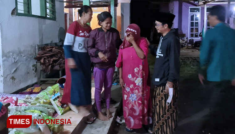 Ngatmina, korban gempa Malang menangis terharu saat dikunjungi Cak Udin. (FOTO: Relawan Cak Udin for TIMES Indonesia)