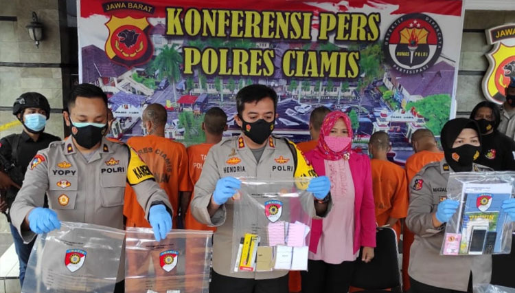 Konferensi Pers Polres Ciamis atas kasus penggunaan tembakau gorila yang dilakukan AFS warga Kabupaten Pangandaran (Foto: Humas Polres Ciamis)