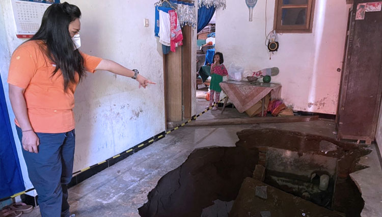 Sempat Retak Akibat Gempa di Malang, Rumah di Kedungkandang Akhirnya Ambles