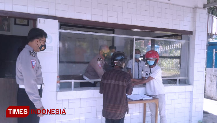 Warga registrasi dan diperiksa barang bawaannya saat meminta pelayanan di Kantor Satlantas Polres Bondowoso (FOTO: Moh Bahri/TIMES Indonesia)