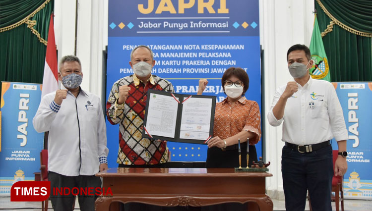 Sekda Jabar Setiawan Wangsaatmaja saat menandatangani nota kesepakatan dengan Manajemen Pelaksana Kartu Prakerja di Gedung Sate, Kota Bandung, Senin (12/4/21). (Foto: Humas Jabar)