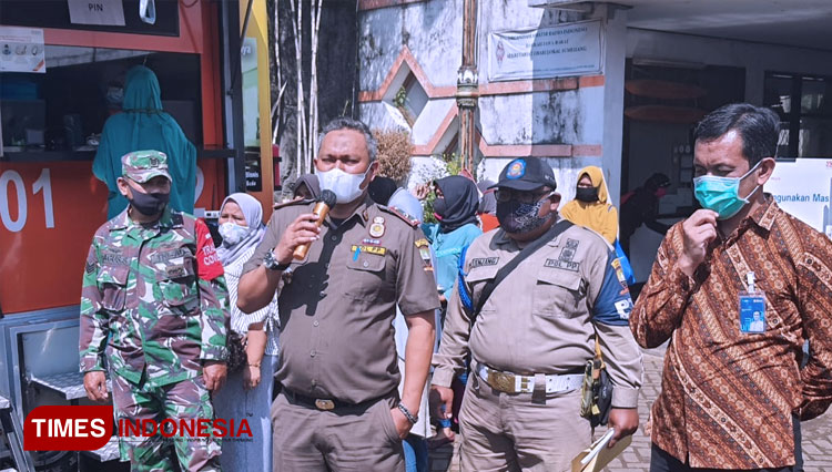 Satgas Covid-19 di Sumedang saat membubarkan kerumunan pembagian bantuan bagi pelaku UMKM (FOTO: Alan Dahlan/TIMES Indonesia) 