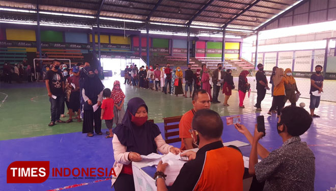 Antrean warga 19 RW di Kelurahan Kahuripan, Kecamatan Tawang, Kota Tasikmalaya akan menerima Bantuan Langsung Tunai  di Lapangan Siliwangi Futsal Centre, Jalan BKR, Kota Tasikmalaya (FOTO: Harniwan Obech/TIMES Indoesia)