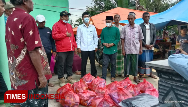 Hasanuddin Wahid atau Cak Udin membawa bantuan sosial untuk korban gempa Malang. (Foto: Relawan Cak Udin For TIMES Indonesia)