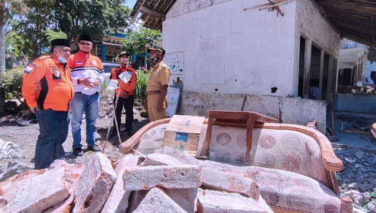 Politisi PKS sekaligus Ketua FKBN DPRD Jatim, Dwi Hari Cahyono ketika meminjau lokasi Gempa di Malang. (Foto : Tim Media Dwi for TIMES Indonesia)