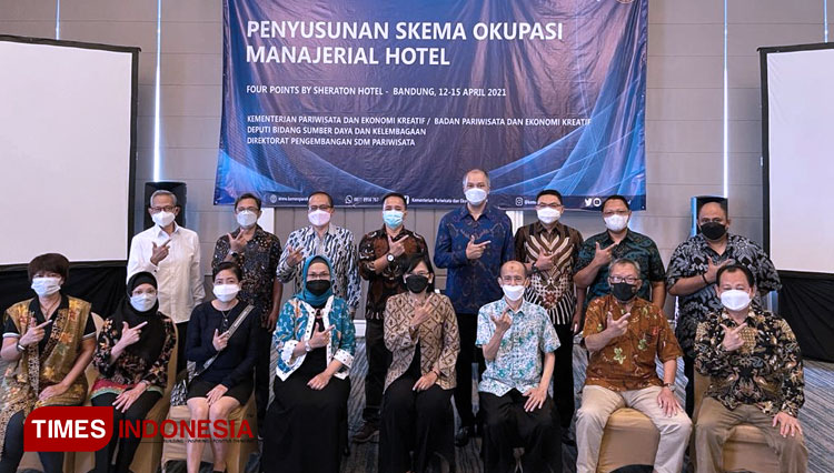 Para peserta penyusunan Standar Kompetensi Kerja Nasional Indonesia (SKKNI) bidang Perhotelan dan Restoran dari IHGM dan Kemenparekraf RI di Bandung pada 12-15 April 202. (Foto: IHGM for TIMES Indnesia)